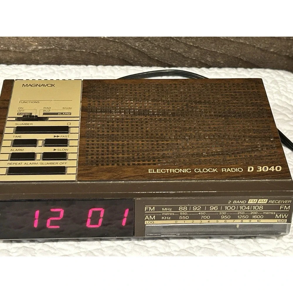 Magnavox Red LCD Electronic FM/AM Clock Radio D 3040 Works‎